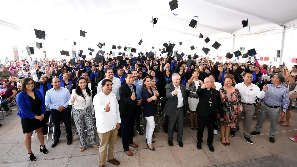 Estudian en templos de Irapuato 140 personas y concluyen su preparatoria (2)